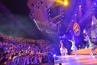 オレンジ色に染まる河口湖ステラシアター。