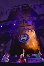 次々上がる花火でハイテンションになるでんぱ組.inc。