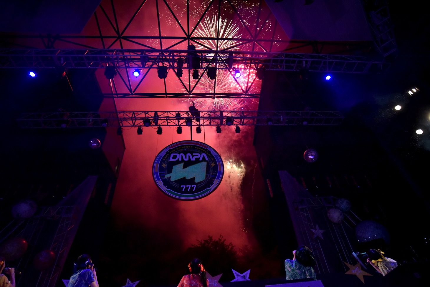 夜空を彩る打ち上げ花火。