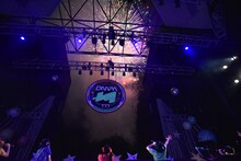 花火を見上げるでんぱ組.inc。