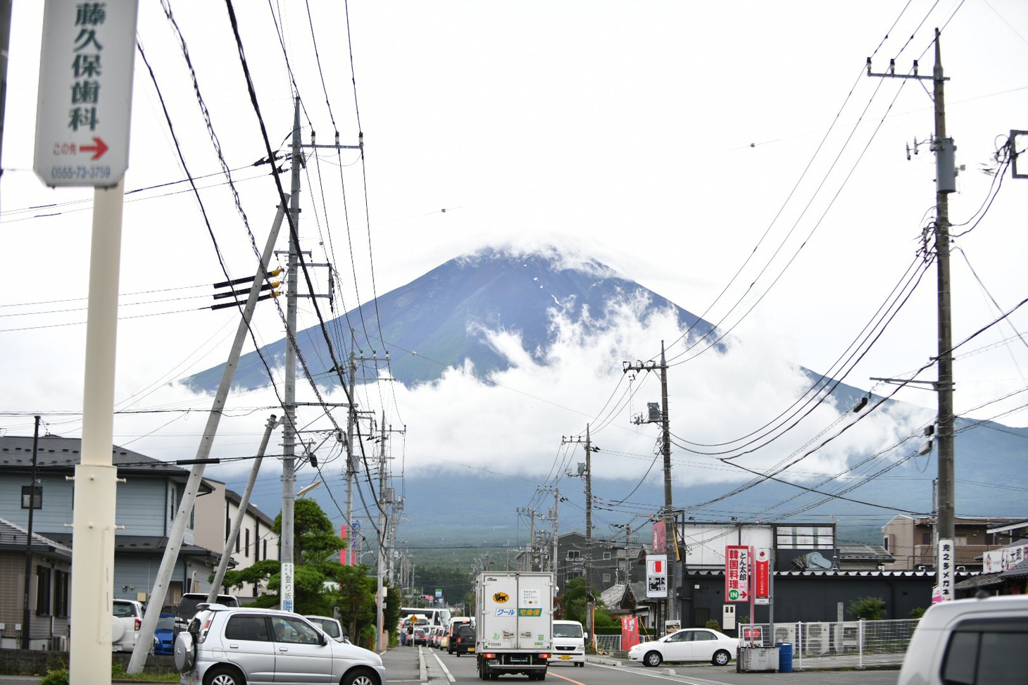 雲から姿を覗かせた富士山。
