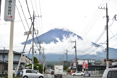 雲から姿を覗かせた富士山。