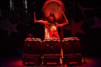 勇ましくバチを構える古川未鈴。