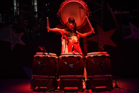 勇ましくバチを構える古川未鈴。