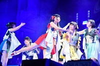 「ムーンライト伝説」を披露するでんぱ組.inc。