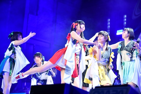 「ムーンライト伝説」を披露するでんぱ組.inc。