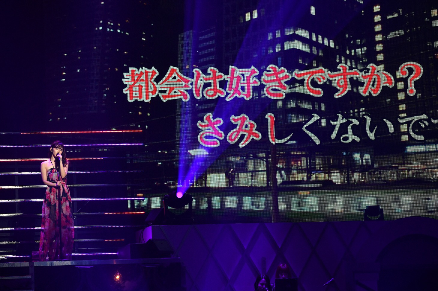 カラオケふうの映像をバックに「いいんじゃない」を歌う鈴木愛理。