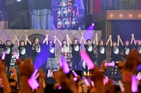 バンドメンバーやダンサーと手をつないで挨拶する鈴木愛理。