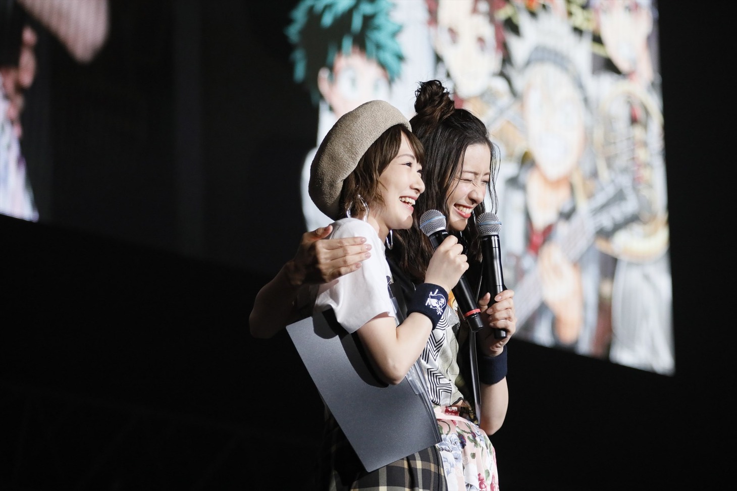 生駒里奈と足立梨花。