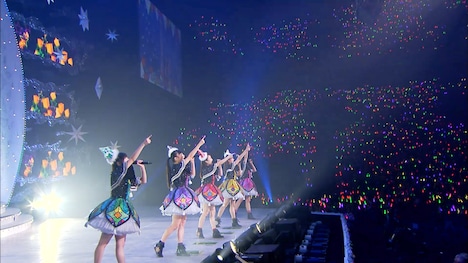 ももいろクローバーZ「ももいろクリスマス 2017 ～完全無欠のElectric Wonderland～」トレイラー“さいたまスーパーアリーナVer.”のワンシーン。