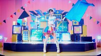 小倉唯「永遠少年」ミュージックビデオのワンシーン。