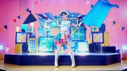 小倉唯「永遠少年」ミュージックビデオのワンシーン。