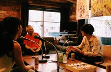 鈴木敏夫（中央）と語り合う米津玄師（右）。