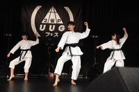 空手の組手を披露する佐保明梨と中川千尋、佐々木ほのか。