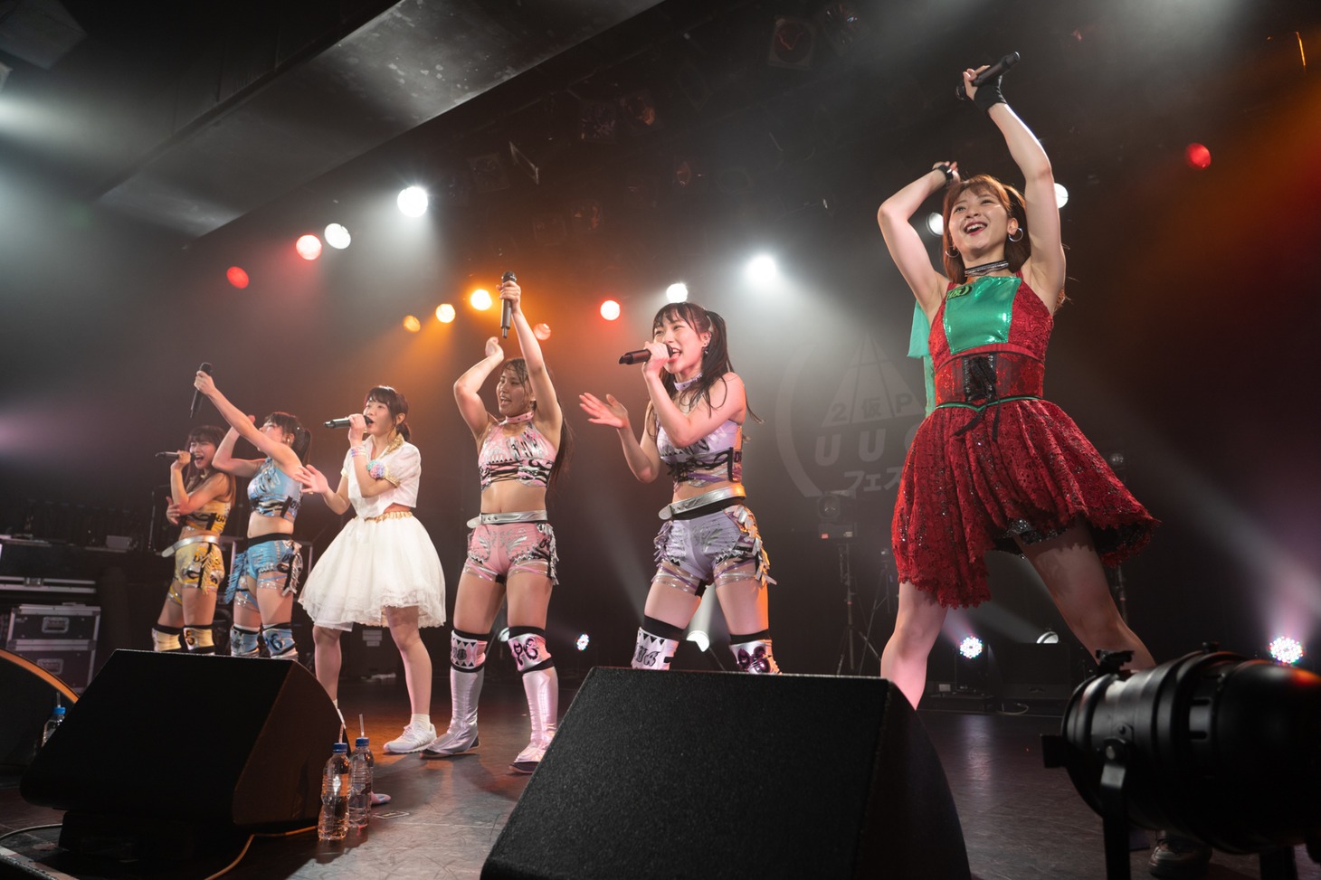 左からラク、ヒカリ、高萩千夏、ミウ、ヒナノ、森咲樹。