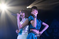 新井愛瞳と鍛治島彩。