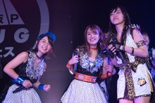 左から新井愛瞳、関根梓、ラク。