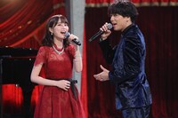 ミュージカルメドレーで「愛していれば分かり合える」を歌う乃木坂46の乃生田絵梨花（左）と山崎育三郎（右）。(c)フジテレビ