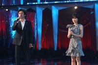 ミュージカルメドレーで「ALL I ASK OF YOU」を歌う石丸幹二（左）、昆夏美（右）。(c)フジテレビ