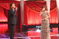 ミュージカルメドレーで「ひとかけらの勇気」を歌う石丸幹二（左）と宮澤エマ（右）。(c)フジテレビ