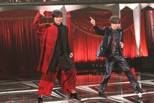 ミュージカルメドレーで「世界の王」を披露する城田優（左）と山崎育三郎（右）。(c)フジテレビ