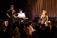 Chara「Shut Up And Kiss Me! ～Sweet Soul Sessions Supreme～」東京・ブルーノート東京公演の様子。(c)amitamari