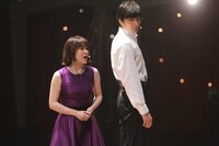 「グレイテスト・ショーマン」メドレーで「Rewrite The Stars」を披露する宮澤エマ（左）と城田優（右）。(c)フジテレビ