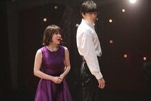 「グレイテスト・ショーマン」メドレーで「Rewrite The Stars」を披露する宮澤エマ（左）と城田優（右）。(c)フジテレビ