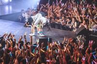 手をつなぎ深々と頭を下げるイヤホンズ。