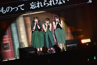 「線香花火が消えるまで」を歌う金村美玖、富田鈴花、松田好花。