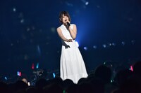 「わずかな光」を歌う佐々木美玲。