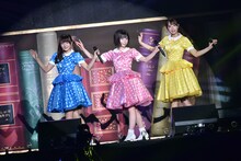 「夏色のミュール」を披露する井口眞緒、高瀬愛奈、東村芽依。