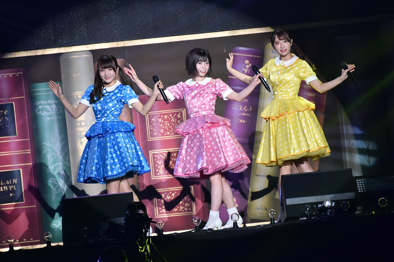 「夏色のミュール」を披露する井口眞緒、高瀬愛奈、東村芽依。