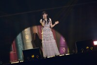 「居心地悪く、大人になった」を歌う齊藤京子。