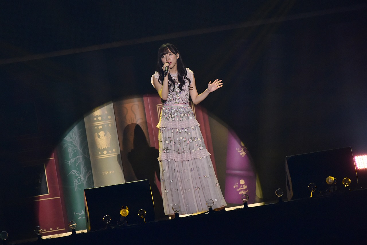 「居心地悪く、大人になった」を歌う齊藤京子。