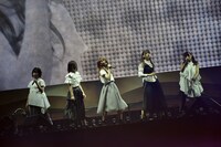 「ノックをするな！」を披露する加藤史帆、高瀬愛奈、東村芽依、富田鈴花、渡邉美穂。