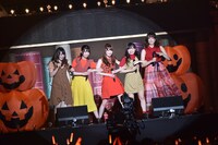 「ハロウィンのカボチャが割れた」を披露する潮紗理菜、加藤史帆、齊藤京子、佐々木久美、高本彩花。
