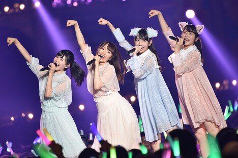 「猫の名前」を披露する松田好花、宮田愛萌、金村美玖、丹生明里。