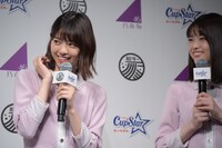 「女の子がラーメンを食べるとき、髪の毛をかき上げる仕草」を再現する西野七瀬（左）と、彼女を見つめる松村沙友理（右）。