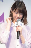 「女の子がラーメンを食べるとき、髪の毛をかき上げる仕草」を再現する西野七瀬。