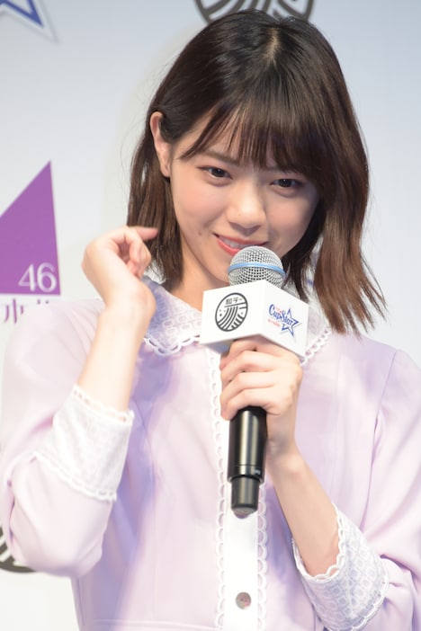 「女の子がラーメンを食べるとき、髪の毛をかき上げる仕草」を再現する西野七瀬。