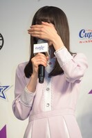 顔を隠しながら「カップスター」のCMソングを歌う齋藤飛鳥。