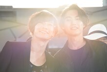 左から川上洋平（Vo, G / [ALEXANDROS]）、福士蒼汰。