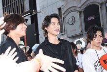 左から川上洋平（Vo, G / [ALEXANDROS]）、福士蒼汰、早乙女太一。