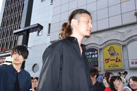 左から[ALEXANDROS]の白井眞輝（G）と磯部寛之（B, Cho）。