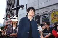 左から[ALEXANDROS]の庄村聡泰（Dr）と白井眞輝（G）。