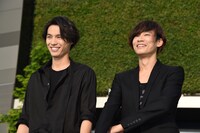 左から福士蒼汰、川上洋平（Vo, G / [ALEXANDROS]）。