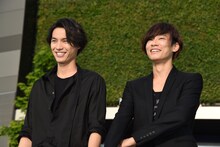 左から福士蒼汰、川上洋平（Vo, G / [ALEXANDROS]）。