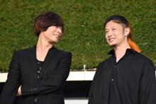 左から[ALEXANDROS]の川上洋平（Vo, G）と磯部寛之（B, Cho）。