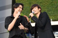 左から福士蒼汰、川上洋平（Vo, G / [ALEXANDROS]）。